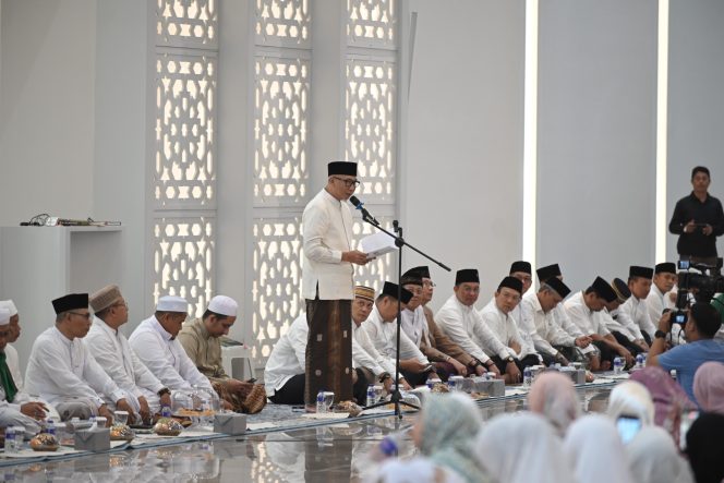 
					Gelar Istighosah Kubro di Masjid Raya Al-Bakrie, Pemprov Lampung Panjatkan Doa untuk Keselamatan Bangsa