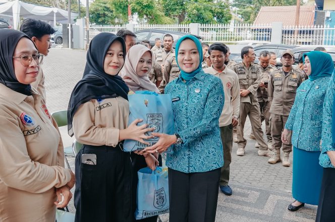 
					Bakti Sosial Ramadan, TP PKK Provinsi Lampung Salurkan Ratusan Paket Sembako