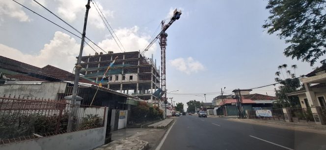 
					Diduga Abaikan K3, Proyek Hotel Prasanthi Lampung Disorot: Pekerja Tanpa APD, Tower Crane Menjorok ke Jalan